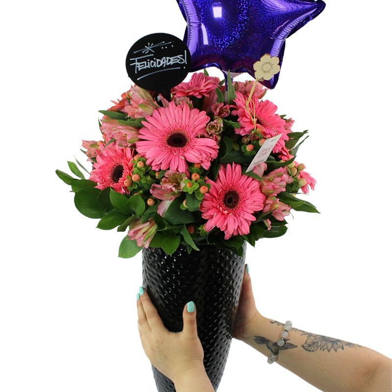 Foto con persona Felicidades Rosado - Flores a domicilio Foto con persona Felicidades Rosado - Flores a domicilio