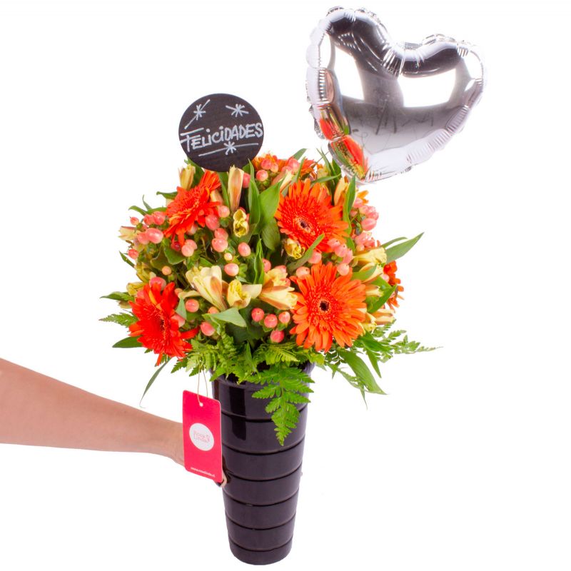 Foto con persona Felicidades Naranja - Flores a domicilio Foto con persona Felicidades Naranja - Flores a domicilio