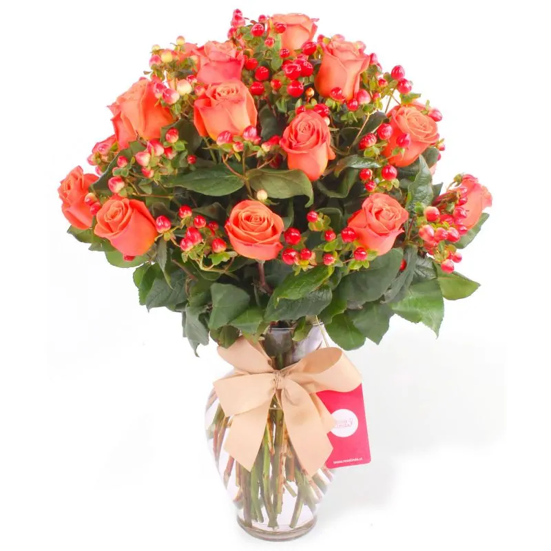 Antonia Naranjo - Arreglo floral en florero con 24 rosas naranjo e hypericum