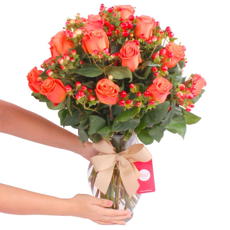 Foto con persona Antonia Naranjo 24 rosas - Flores a domicilio Foto con persona Antonia Naranjo 24 rosas - Flores a domicilio