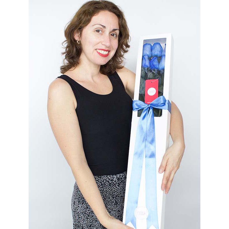 Foto con persona Caja con 6 rosas Azules - Flores a domicilio Foto con persona Caja con 6 rosas Azules - Flores a domicilio