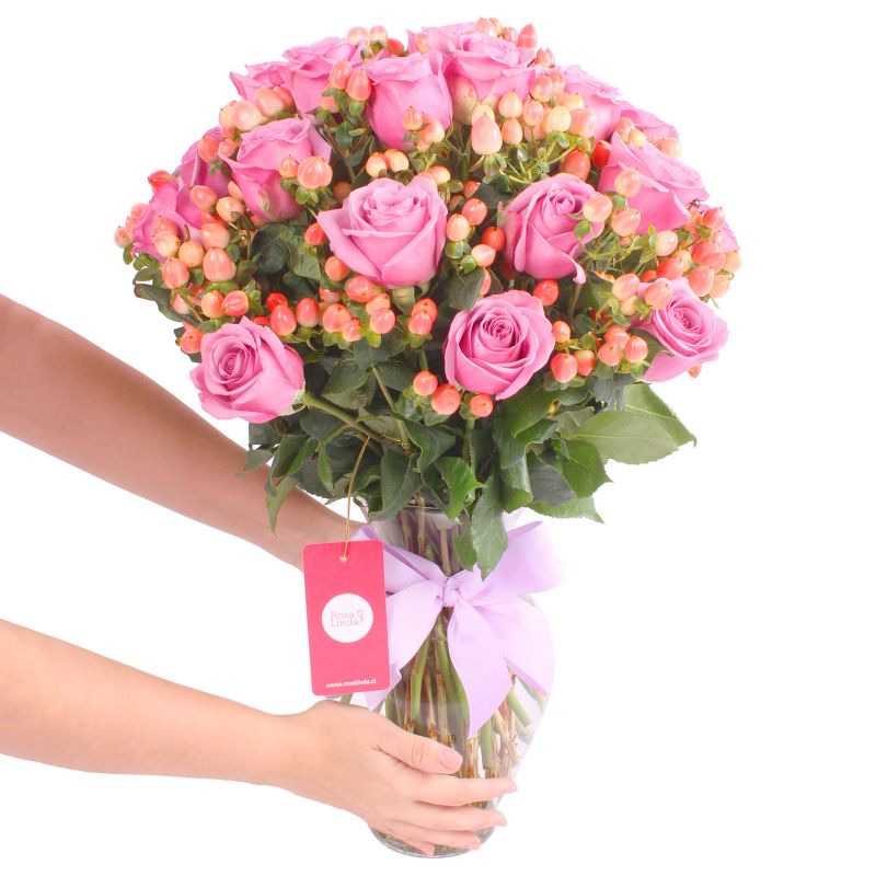 Foto con persona Antonia Lila 24 rosas - Flores a domicilio Foto con persona Antonia Lila 24 rosas - Flores a domicilio