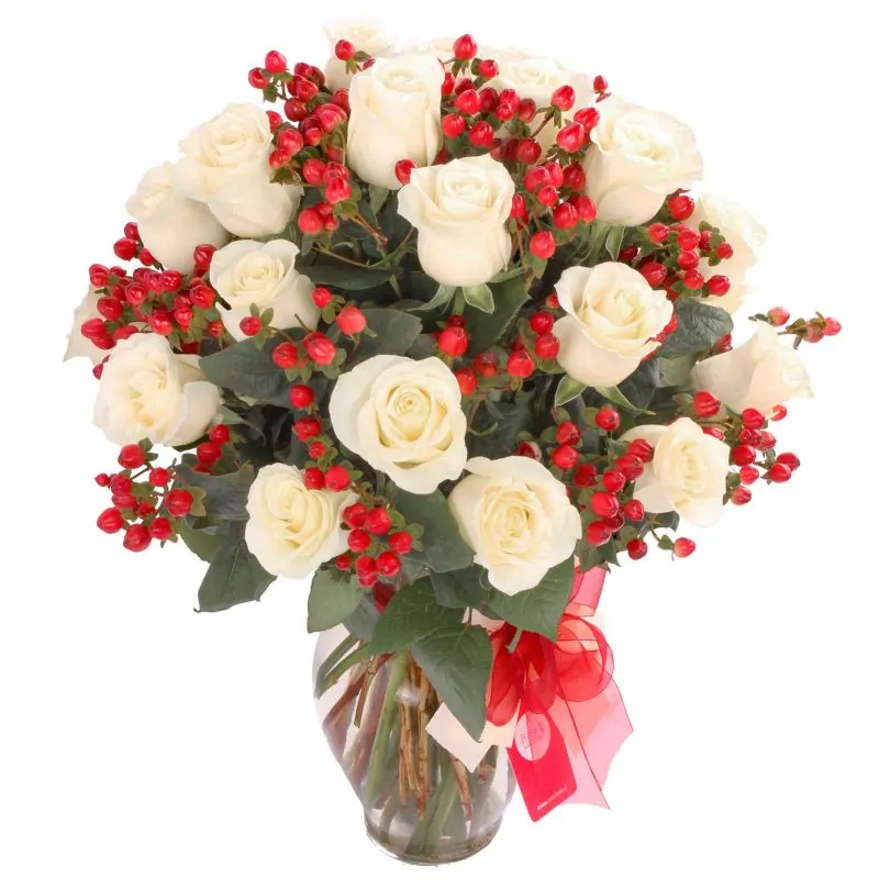 Foto 3 Antonia Blanco - Arreglo floral en florero con 24 rosas blancas e hypericum rojo