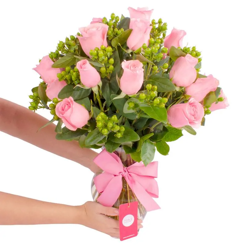 Foto 2 Antonia Rosado - Arreglo floral en florero con 24 rosas rosadas e hypericum verde