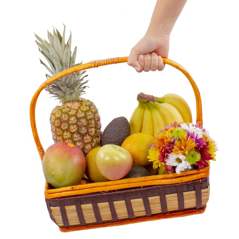 Foto con persona Canasta de frutas grande con mini arreglo floral - Flores a domicilio Foto con persona Canasta de frutas grande con mini arreglo floral - Flores a domicilio