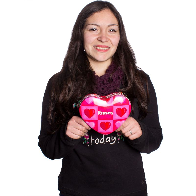 Foto con persona Hersheys Kisses Corazón 102g - Flores a domicilio Foto con persona Hersheys Kisses Corazón 102g - Flores a domicilio
