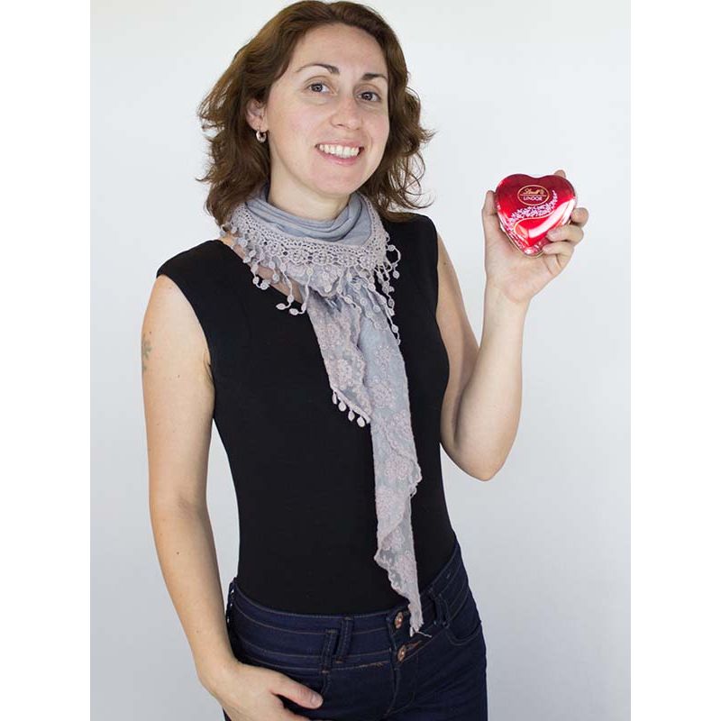 Foto con persona Lindt Lindor Corazón 62g - Flores a domicilio Foto con persona Lindt Lindor Corazón 62g - Flores a domicilio