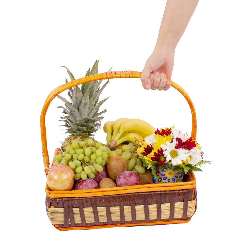 Foto con persona Canasta de Frutas Otoñales Grande - Flores a domicilio Foto con persona Canasta de Frutas Otoñales Grande - Flores a domicilio