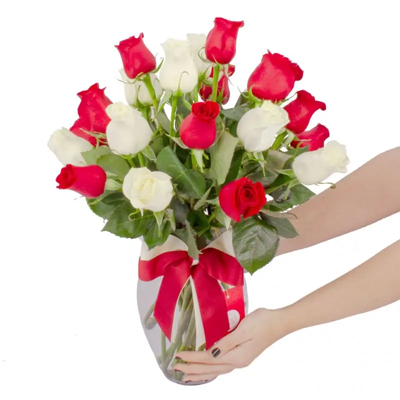 Foto 2 Amparo - florero ánfora con mix de 24 rosas blancas y rojas
