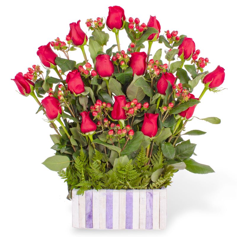 Jardín de Rosas Rojas - Arreglo floral con 16 rosas rojas e hypericum rojo Jardín de Rosas Rojas - Arreglo floral con 16 rosas rojas e hypericum rojo