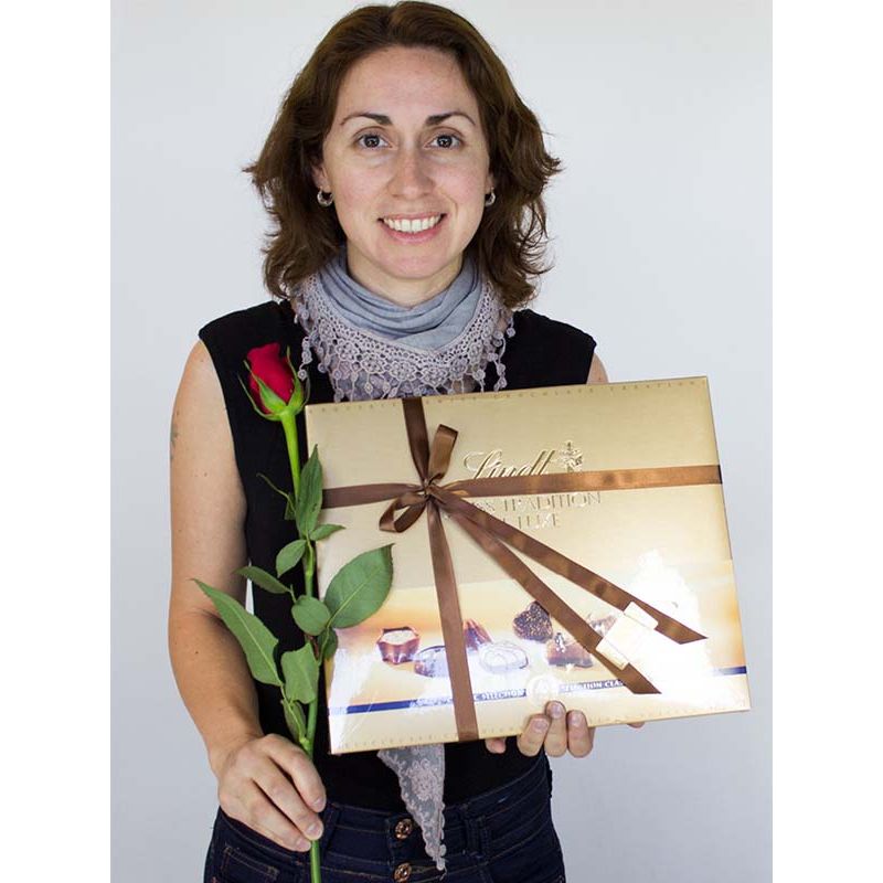 Foto con persona Bombones Lindt Swiss Tradition de Luxe 415g - Flores a domicilio Foto con persona Bombones Lindt Swiss Tradition de Luxe 415g - Flores a domicilio
