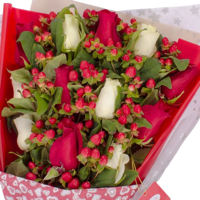 Foto 5 Ramo de Rosas - Ramo extendido con mix de 12 rosas blancas y rojas e hypericum
