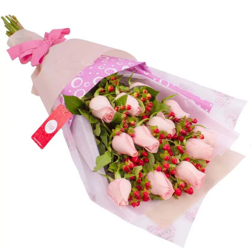 Foto 4 Ramo de rosas - Ramo extendido con 12 rosas rosadas e hypericum rojo