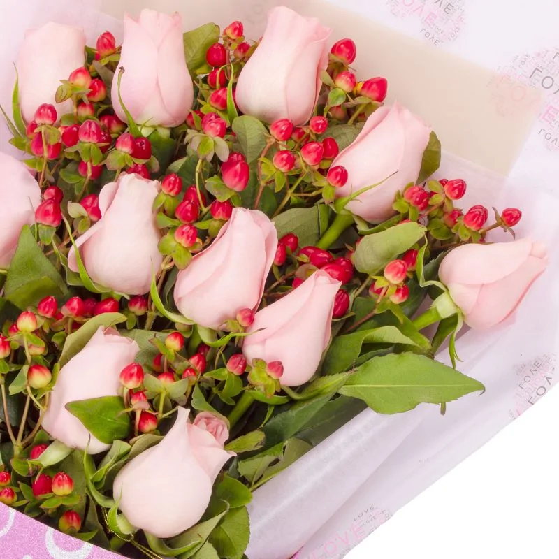 Foto 5 Ramo de rosas - Ramo extendido con 12 rosas rosadas e hypericum rojo