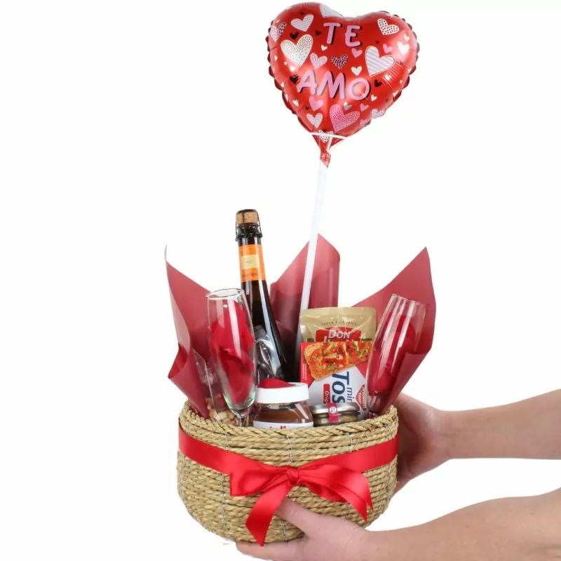 Foto 2 Canasto de amor - Set de regalo en canasto con espumante, copas, picoteo y pétalos de rosa