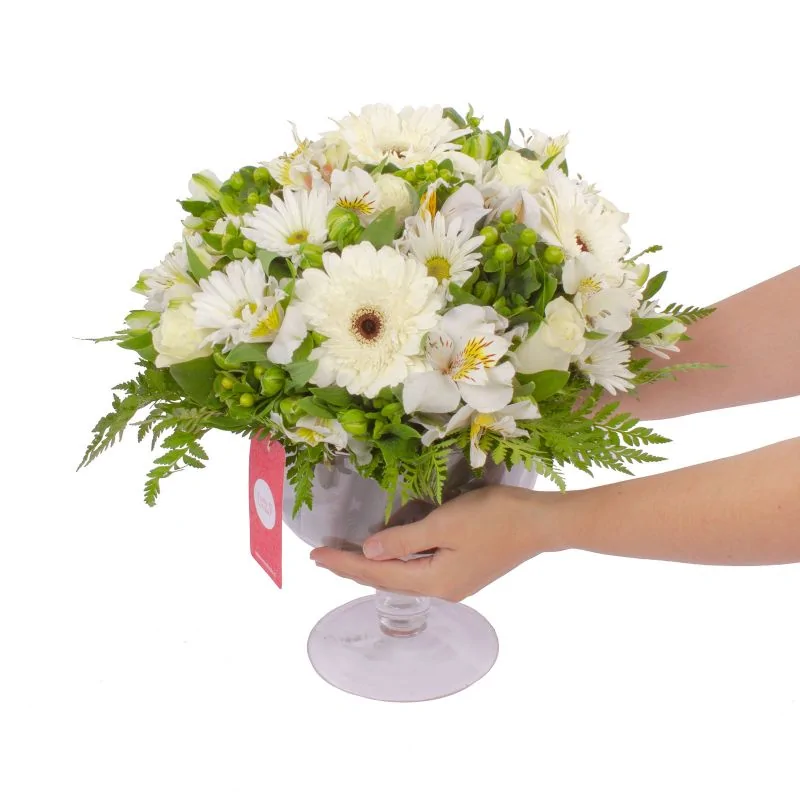 Foto 2 Antonella Blanco - Arreglo floral en florero de copa con rosas, gerberas, astromelias y maules color blanco