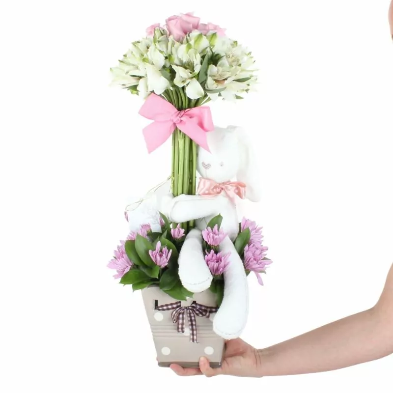 Foto 6 Arbolito con peluche conejita blanca - Arreglo floral con rosas rosadas, astromelias y maules