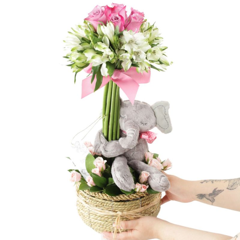 Foto con persona Arbolito con peluche elefantita - Flores a domicilio Foto con persona Arbolito con peluche elefantita - Flores a domicilio