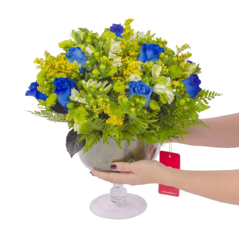Foto 2 Antonella Azul - Arreglo floral en florero de copa con rosas azules, astromelias blancas, maules verdes y solidago amarillo