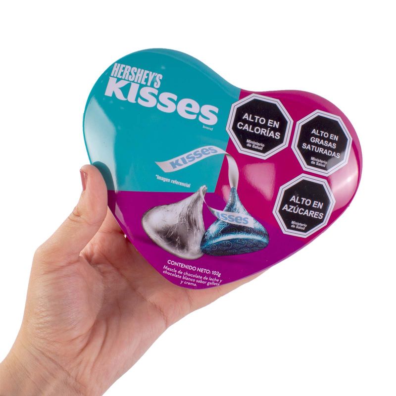 Foto con persona Hershey's Kisses Corazón 102 grs - Flores a domicilio Foto con persona Hershey's Kisses Corazón 102 grs - Flores a domicilio