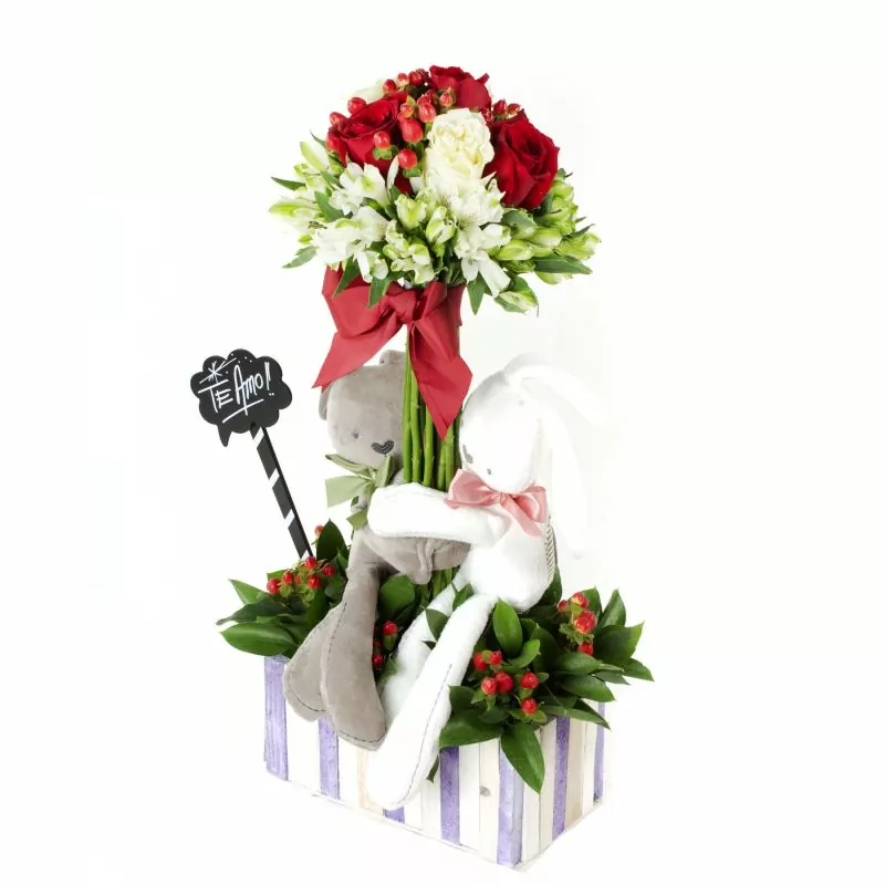 Foto 4 Arbolito de enamorados - Arreglo floral con rosas rojas, blancas, hypericum rojo, astromelias y peluches de conejitos