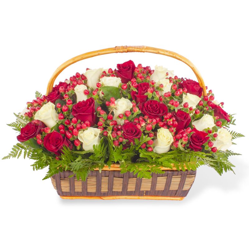 Flores a domicilio - Arreglo floral en canasto con mix 50 rosas blanco/rojo e hypericum rojo Flores a domicilio - Arreglo floral en canasto con mix 50 rosas blanco/rojo e hypericum rojo