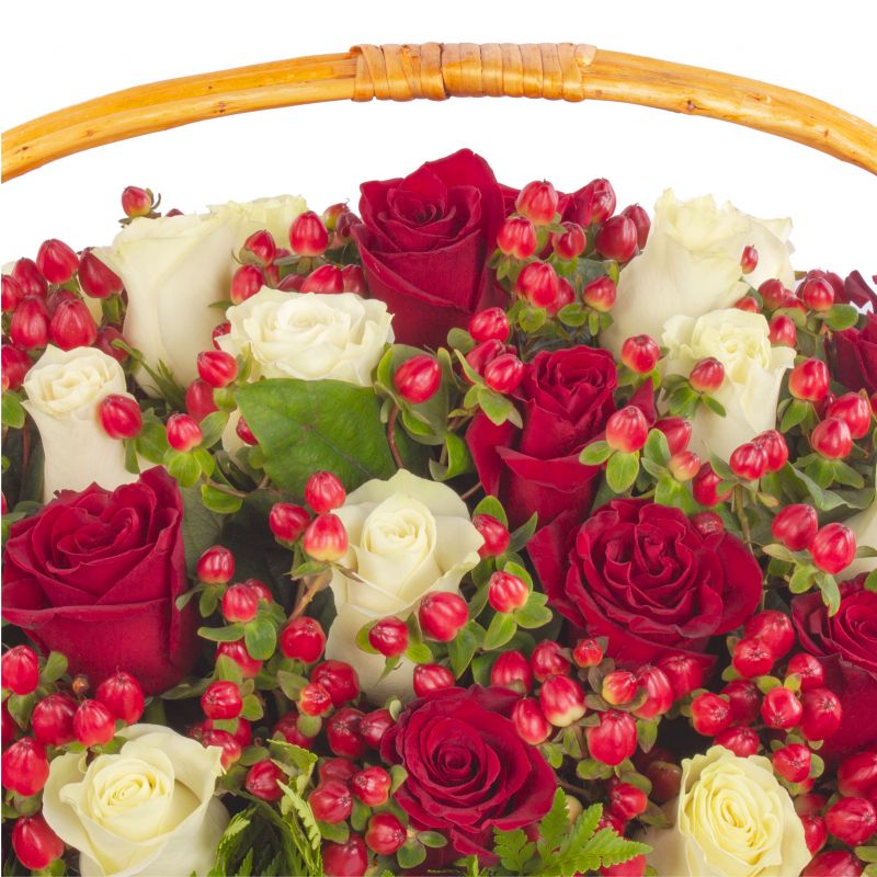 Foto 5 Arreglo floral en canasto con mix 50 rosas blanco/rojo e hypericum rojo - Flores a domicilio Foto 5 Arreglo floral en canasto con mix 50 rosas blanco/rojo e hypericum rojo - Flores a domicilio