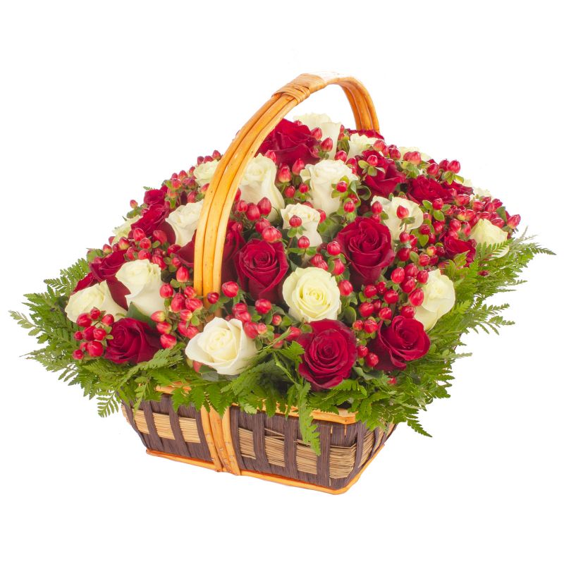 Foto 4 Arreglo floral en canasto con mix 50 rosas blanco/rojo e hypericum rojo - Flores a domicilio Foto 4 Arreglo floral en canasto con mix 50 rosas blanco/rojo e hypericum rojo - Flores a domicilio
