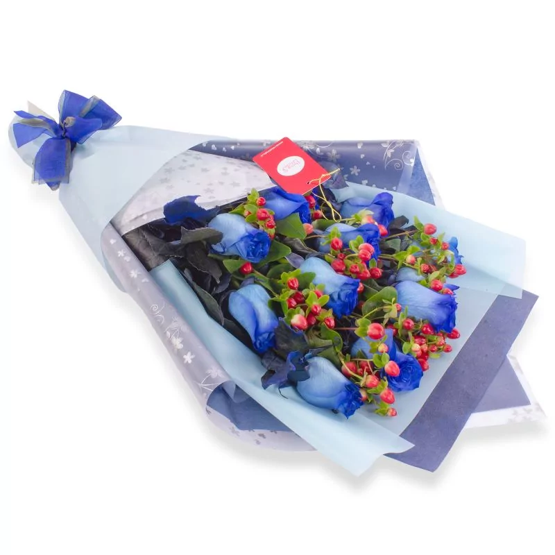 Ramo de Rosas - Ramo extendido con 12 rosas azules e hypericum rojo