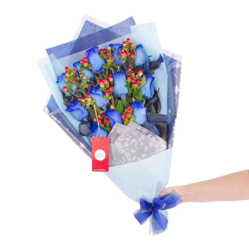 Foto 2 Ramo de Rosas - Ramo extendido con 12 rosas azules e hypericum rojo
