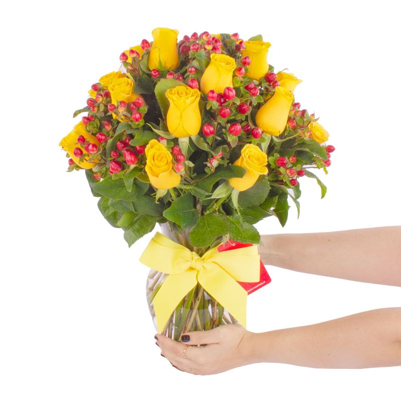 Foto con persona Antonia Amarillo 24 rosas - Flores a domicilio Foto con persona Antonia Amarillo 24 rosas - Flores a domicilio