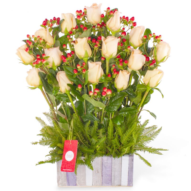 Jardín de Rosas Damasco - Arreglo floral con 16 rosas damasco e hypericum rojo Jardín de Rosas Damasco - Arreglo floral con 16 rosas damasco e hypericum rojo