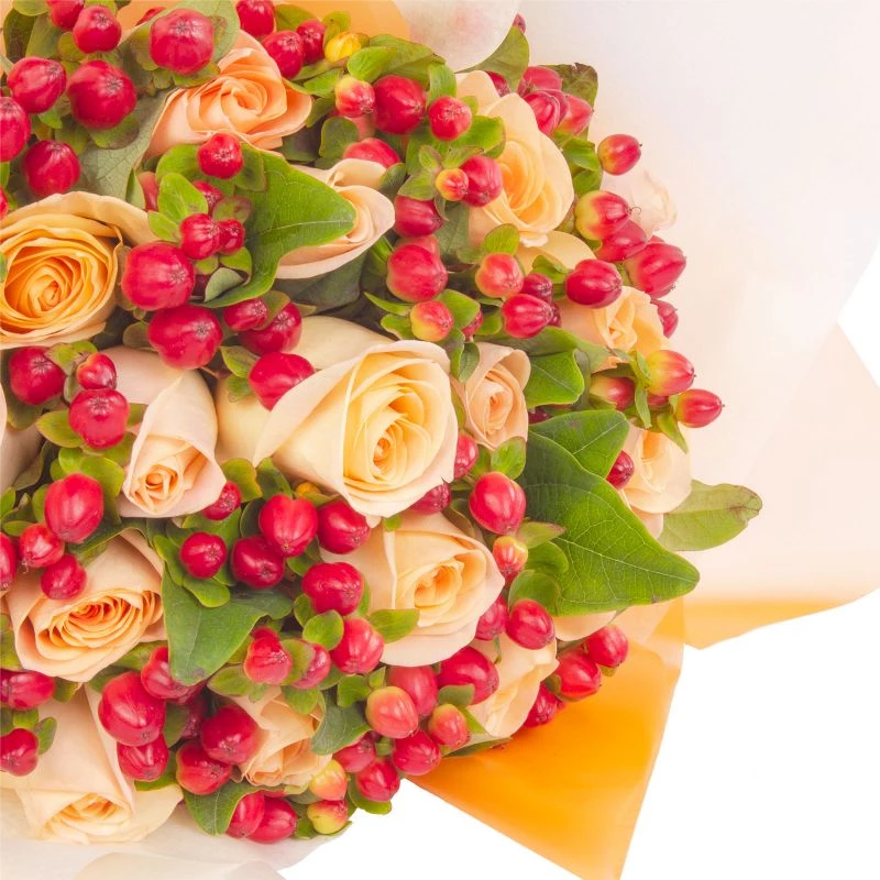 Foto 5 Ramo de rosas con Hypericum - Ramo circular con 18 rosas damasco e hypericum rojo