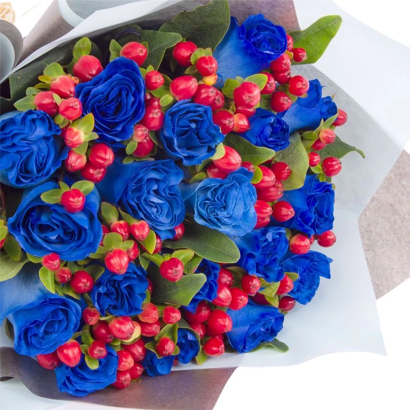 Foto 5 Ramo de rosas con Hypericum - Ramo circular con 18 rosas azules e hypericum rojo