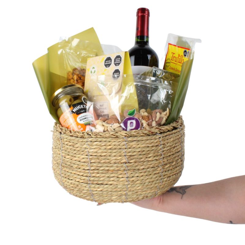 Foto con persona Set de Regalo Canasto de Vino - Flores a domicilio Foto con persona Set de Regalo Canasto de Vino - Flores a domicilio