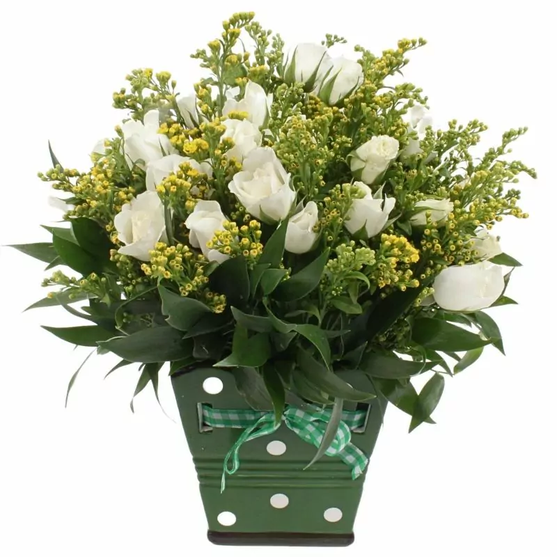 Alicia Blanco - Arreglo floral con minirosas blancas y solidago amarillo