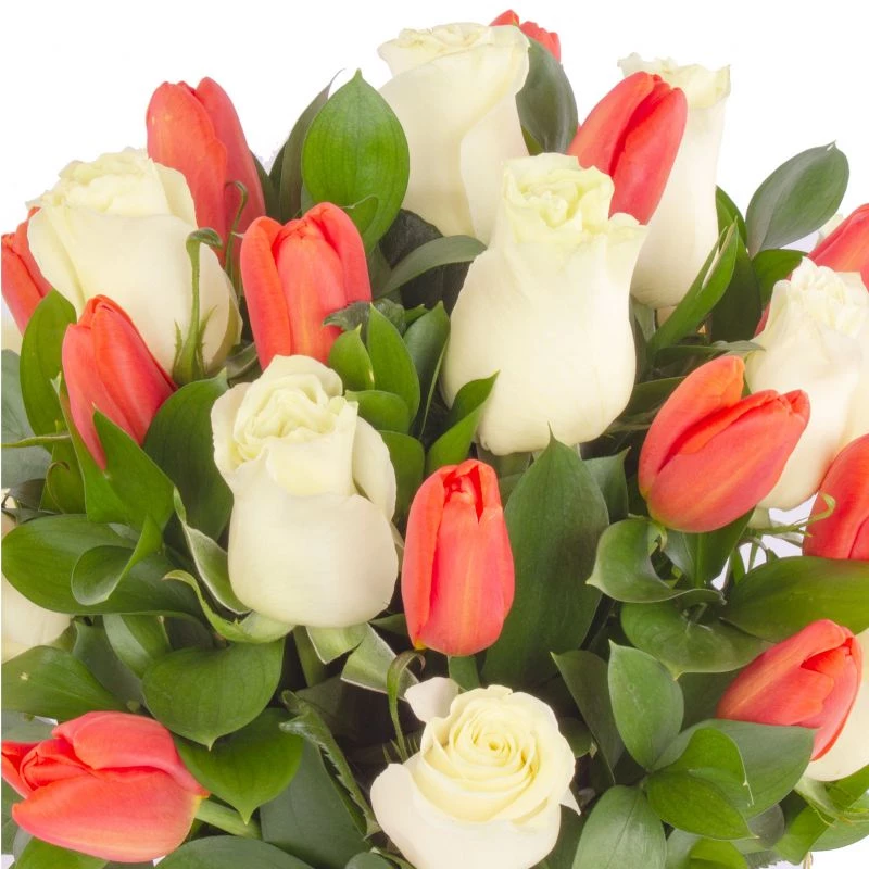 Foto 5 Dominga Rosas blancas y Tulipanes naranjos - Arreglo floral con tulipanes naranjos y rosas blancas