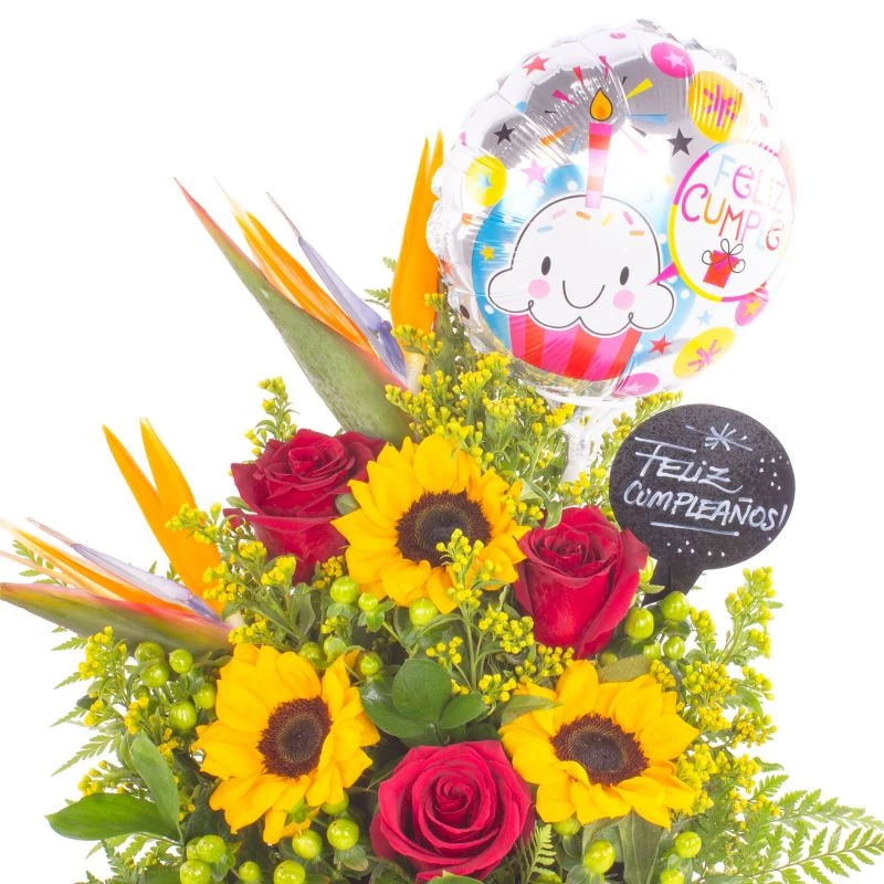 Foto 5 Cumpleaños Mágico Rosas Rojas - Arreglo floral de cumpleaños en base de cerámica verde con globo, pizarra, rosas rojas, girasoles y aves del paraíso