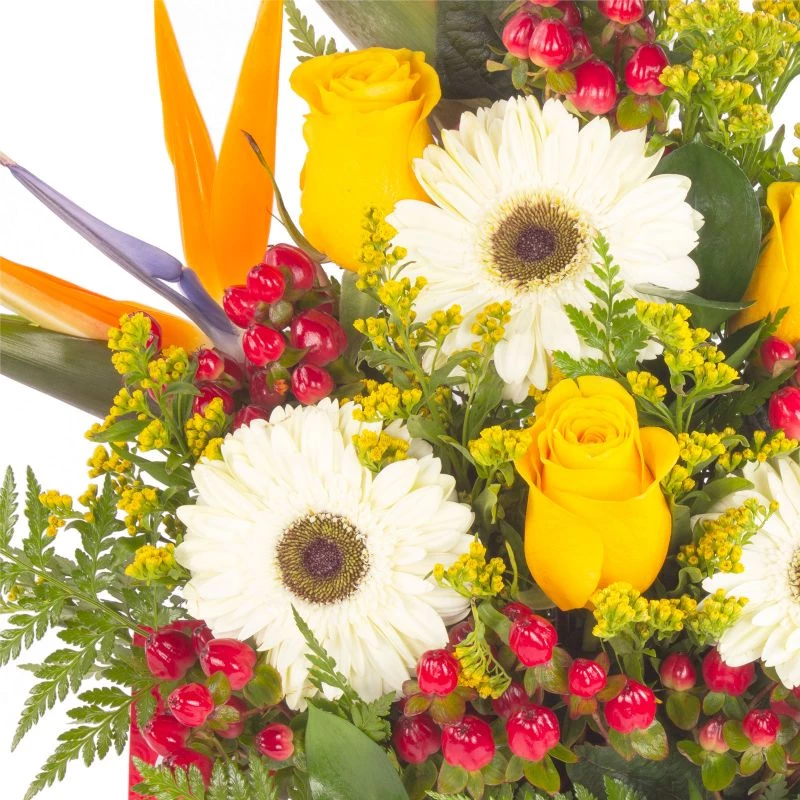 Foto 5 Cumpleaños Mágico Rosas Amarillas - Arreglo floral de cumpleaños con globo, pizarra, rosas amarillas, gerberas y aves del paraíso