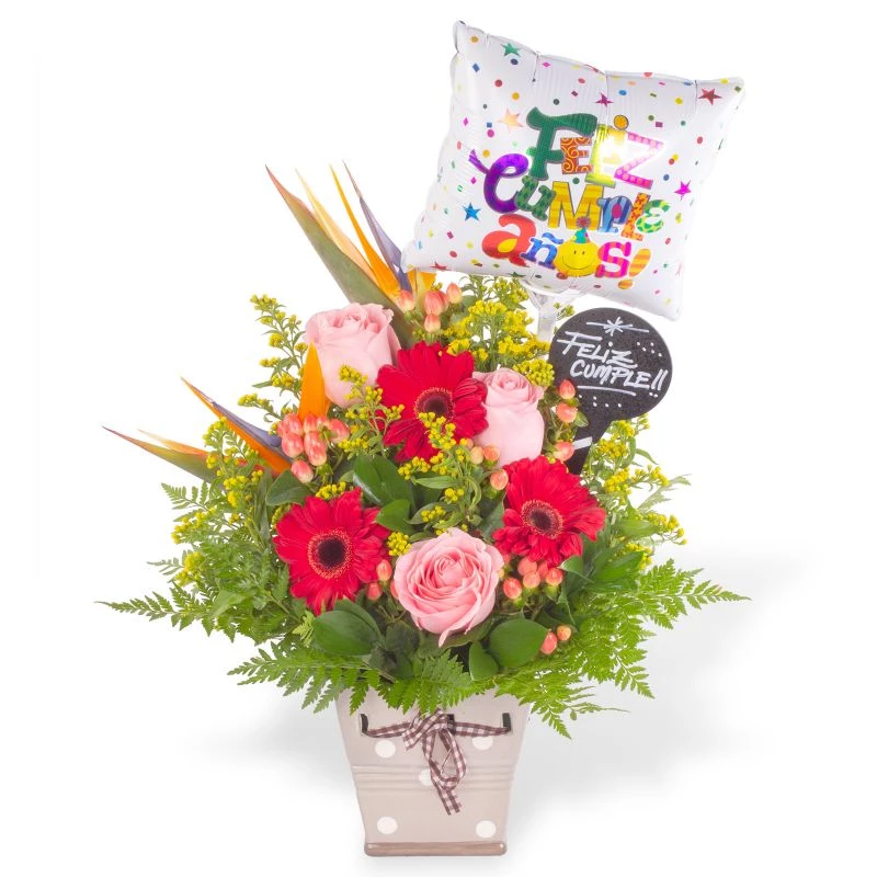 Cumpleaños Mágico Rosas Rosadas - Arreglo floral de cumpleaños en base de cerámica gris con globo, pizarra, rosas rosadas, gerberas y aves del paraíso