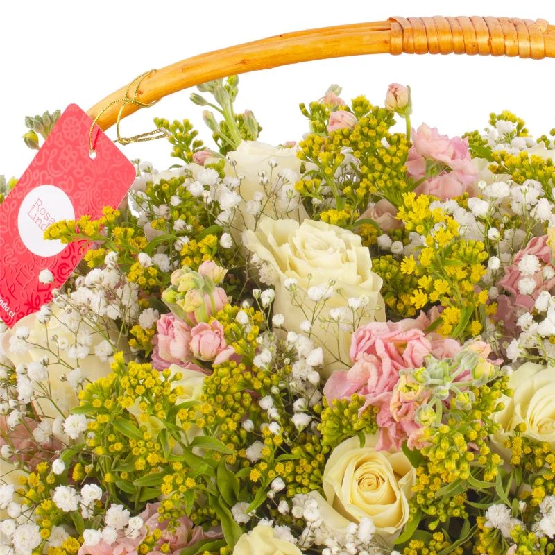 Foto 5 Elizabeth - Arreglo floral en canasto de mimbre con rosas blancas, alelíes rosados y solidago