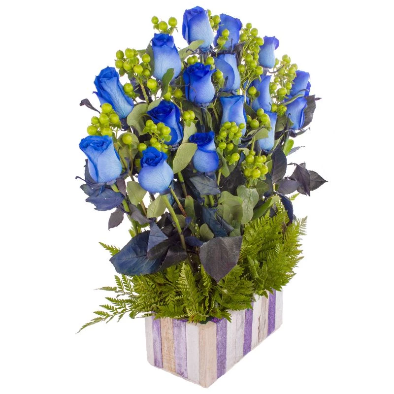 Foto 3 Jardín de Rosas Azules - Arreglo floral con 16 rosas azules e hypericum verde