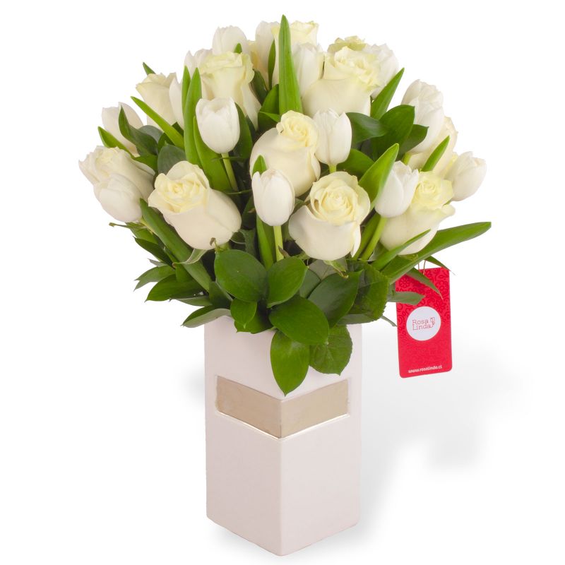 Dominga Blanco - Arreglo floral con tulipanes blancos y rosas blancas Dominga Blanco - Arreglo floral con tulipanes blancos y rosas blancas