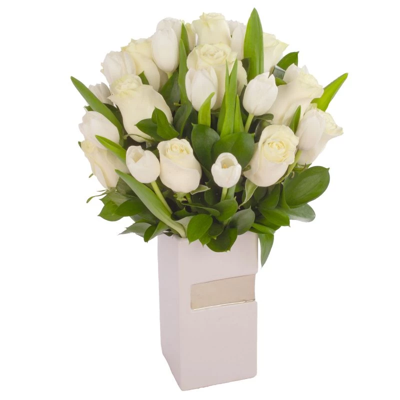 Foto 3 Dominga Blanco - Arreglo floral con tulipanes blancos y rosas blancas