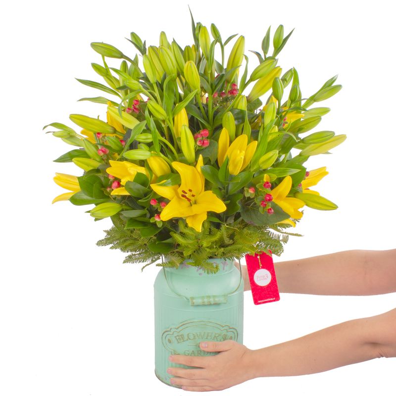Foto con persona Sienna Amarillo - Flores a domicilio Foto con persona Sienna Amarillo - Flores a domicilio