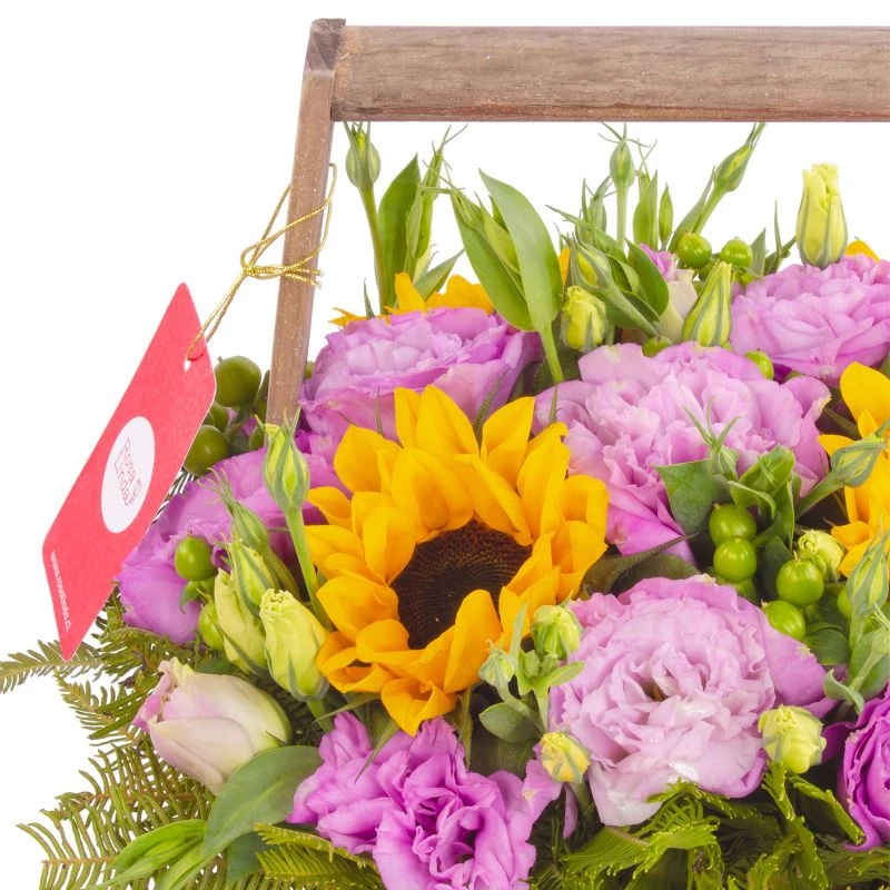 Foto 5 Cristina Lila - Arreglo floral en canasto de madera con girasoles, lisianthus lilas e hypericum
