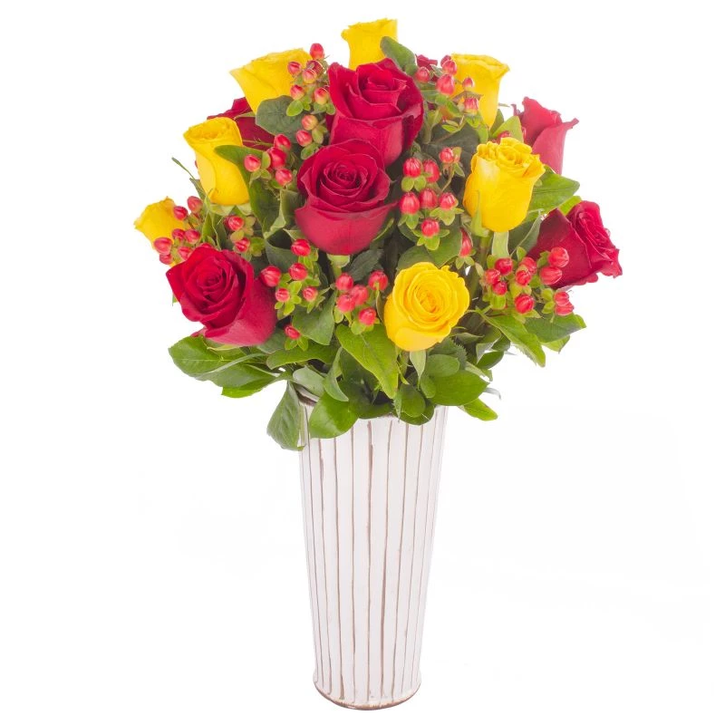 Foto 4 Tú y Yo Mix amarillo/rojo- Arreglo floral con mix de rosas rojas y amarillas e hypericum rojo