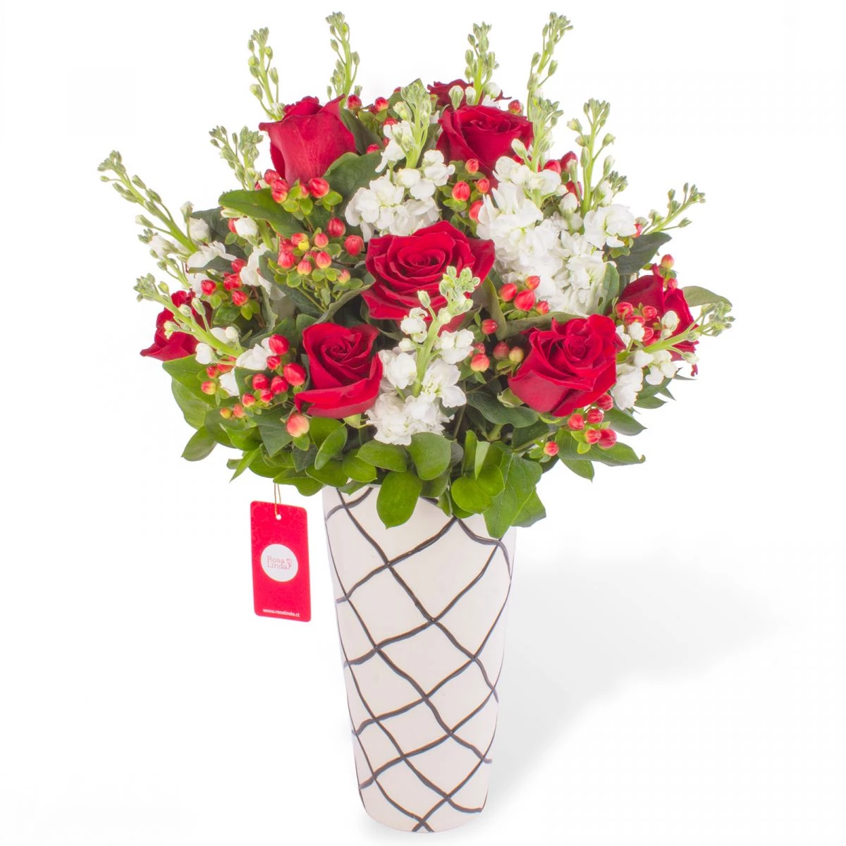 Foto principal Paula Rojo - Arreglo floral con rosas rojas, alelíes blancos e hypericum