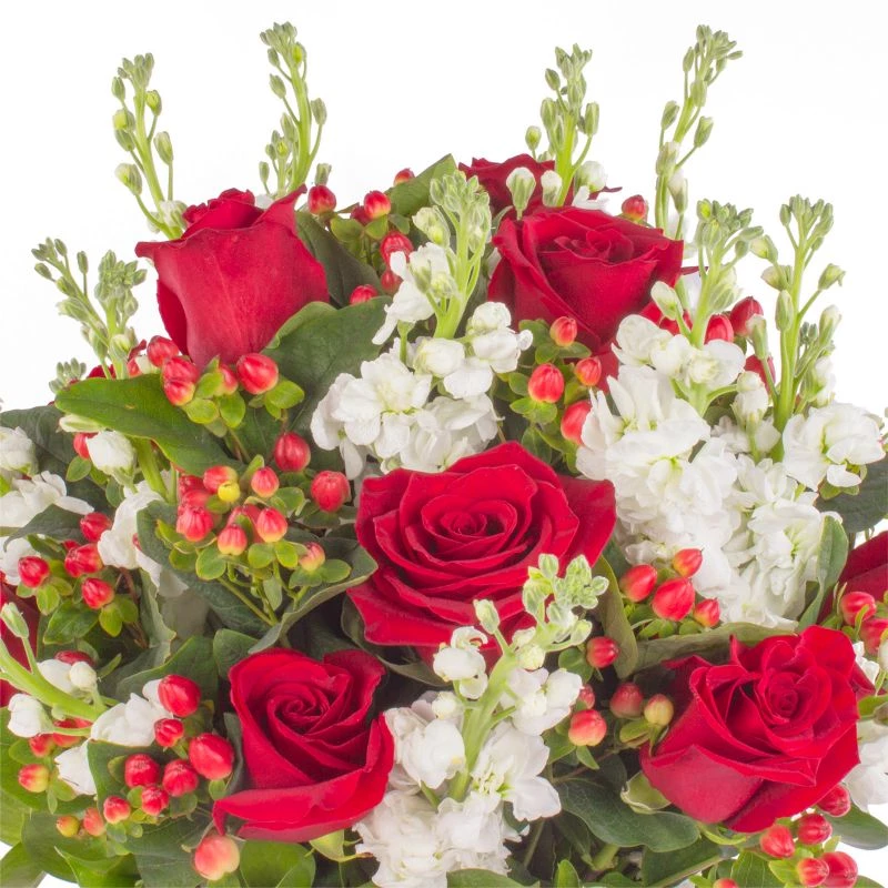 Foto 5 Paula Rojo - Arreglo floral con rosas rojas, alelíes blancos e hypericum