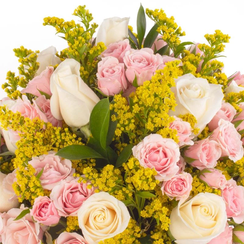 Foto 5 Julia - Arreglo floral con rosas blancas, minirosas rosadas y solidago amarillo